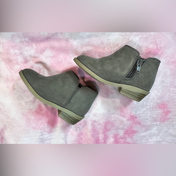 Size 7 toddler girl booties - Picture 2 of 3